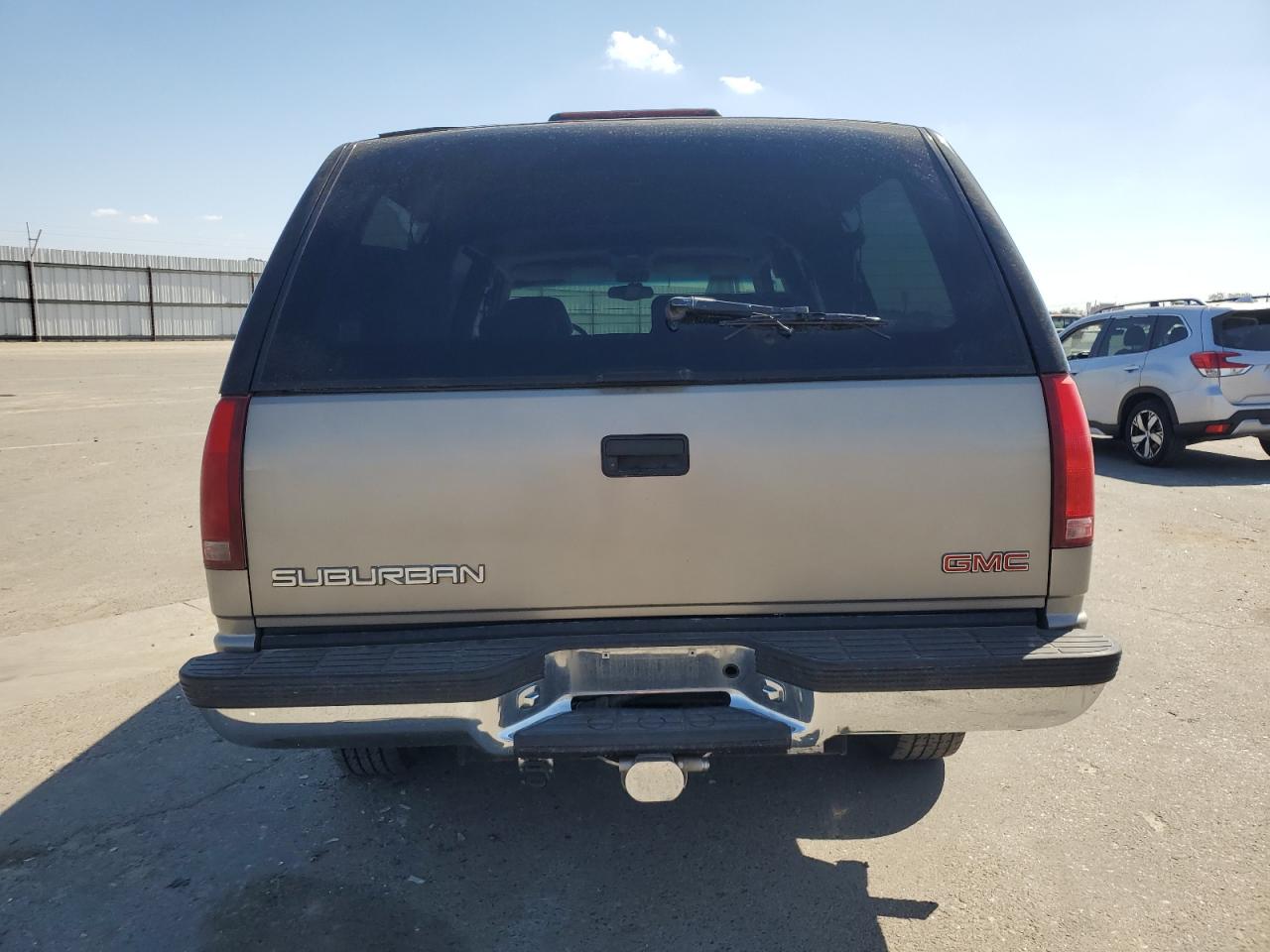 1999 GMC Suburban K2500 VIN: 1GKGK26J7XJ727553 Lot: 81513235