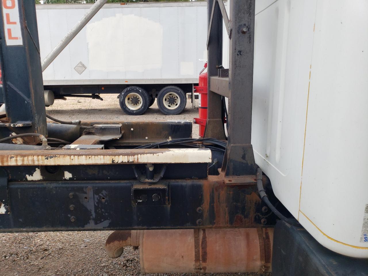 2001 International 4900 Roll-Off Container Truck VIN: 1HTSDAAN31H325809 Lot: 82050485