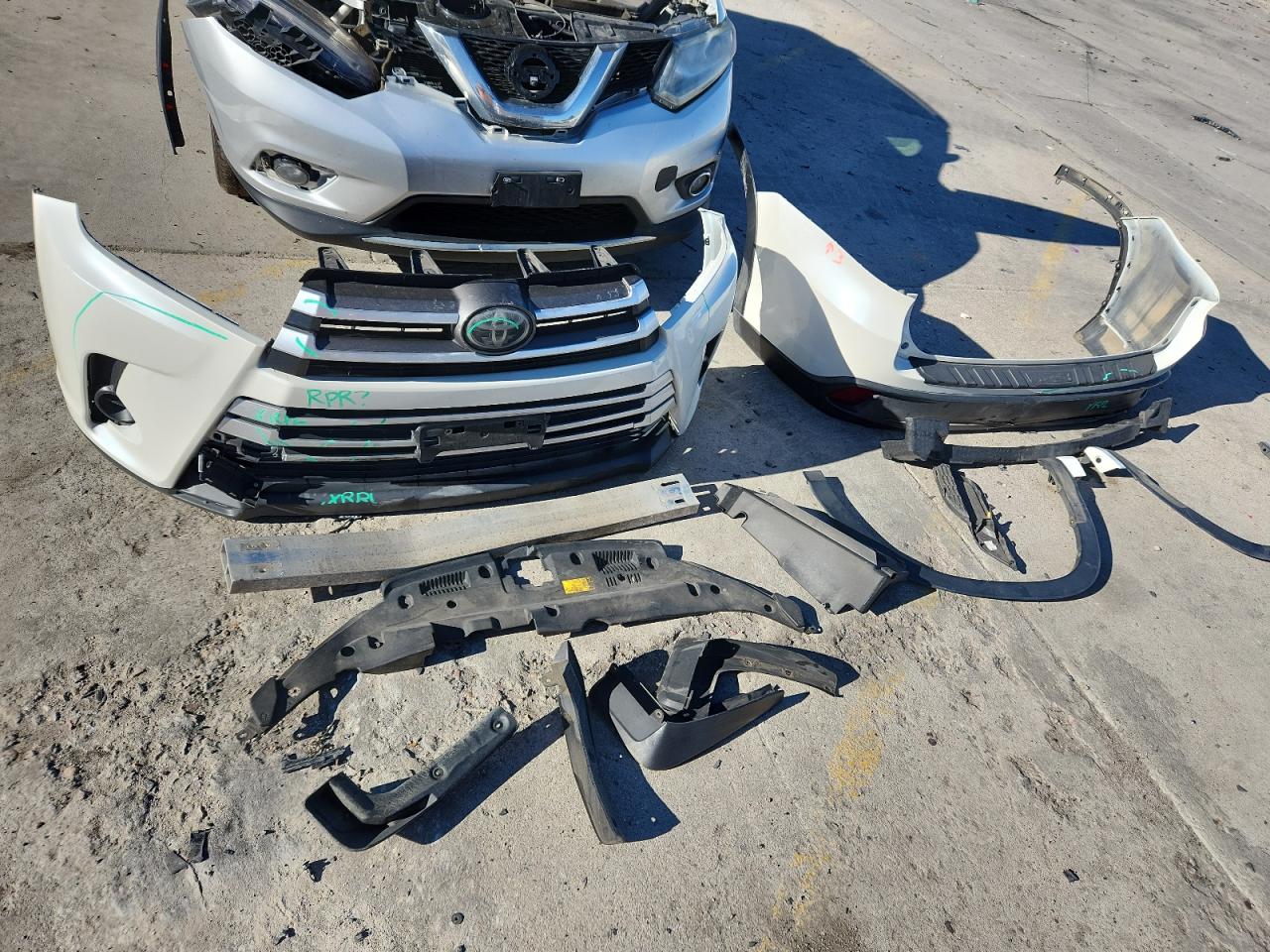 2018 Toyota Highlander Le VIN: 5TDBZRFH2JS883713 Lot: 82119555