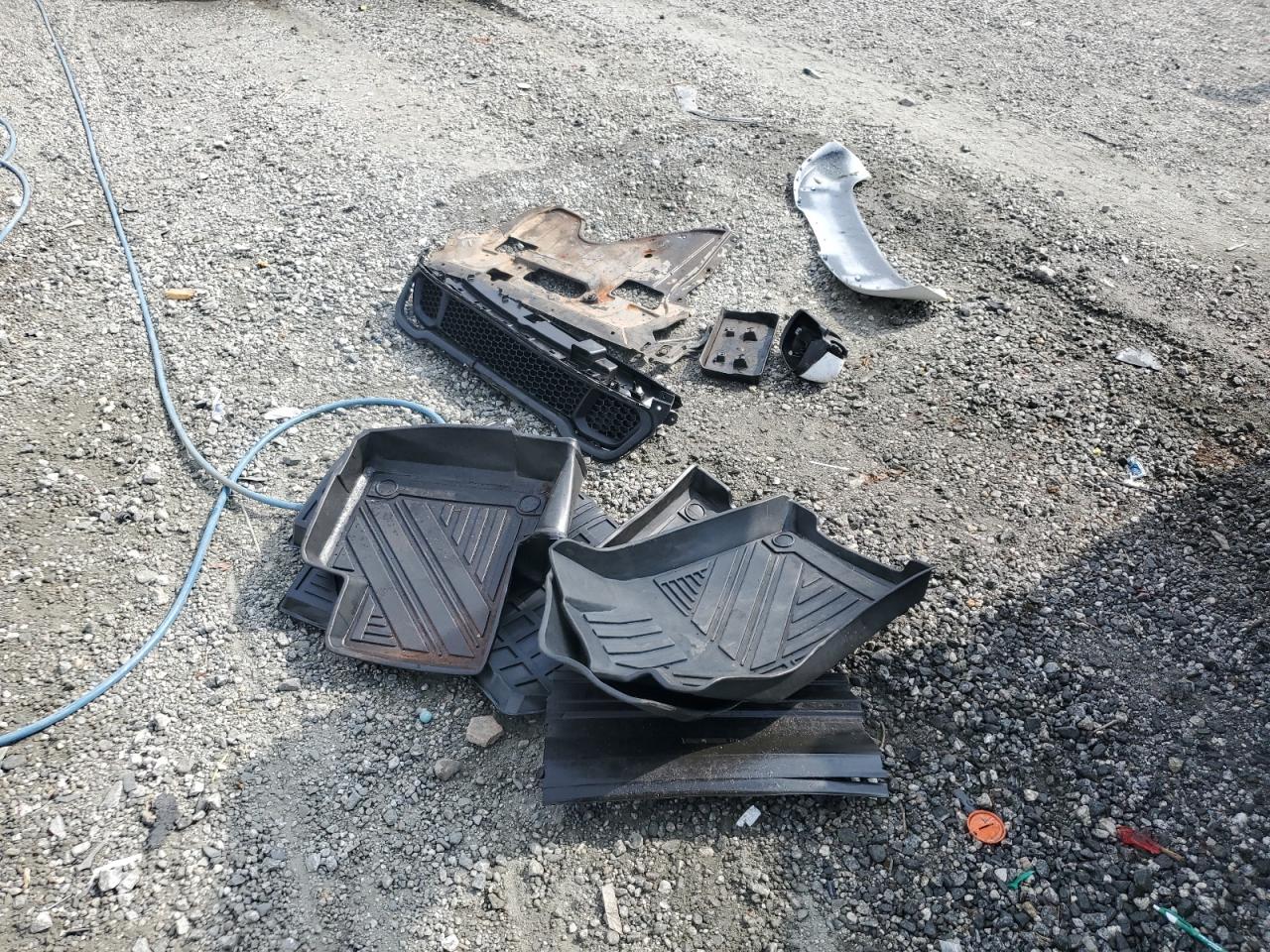 2015 Jeep Cherokee Latitude VIN: 1C4PJLCB2FW782561 Lot: 81307945