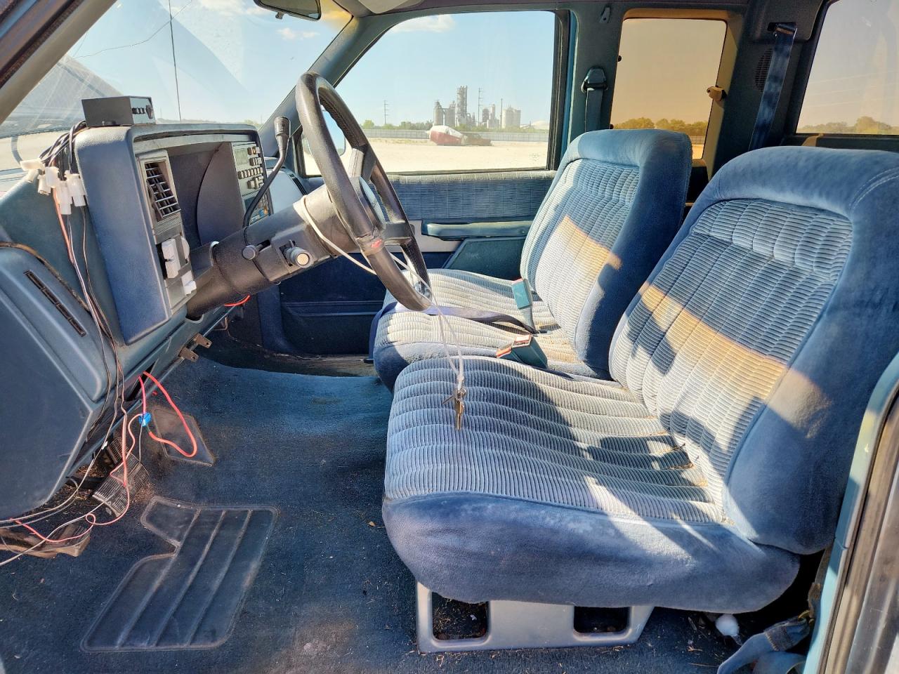 1990 Chevrolet Gmt-400 C1500 VIN: 2GCEC19K3L1181806 Lot: 81851965
