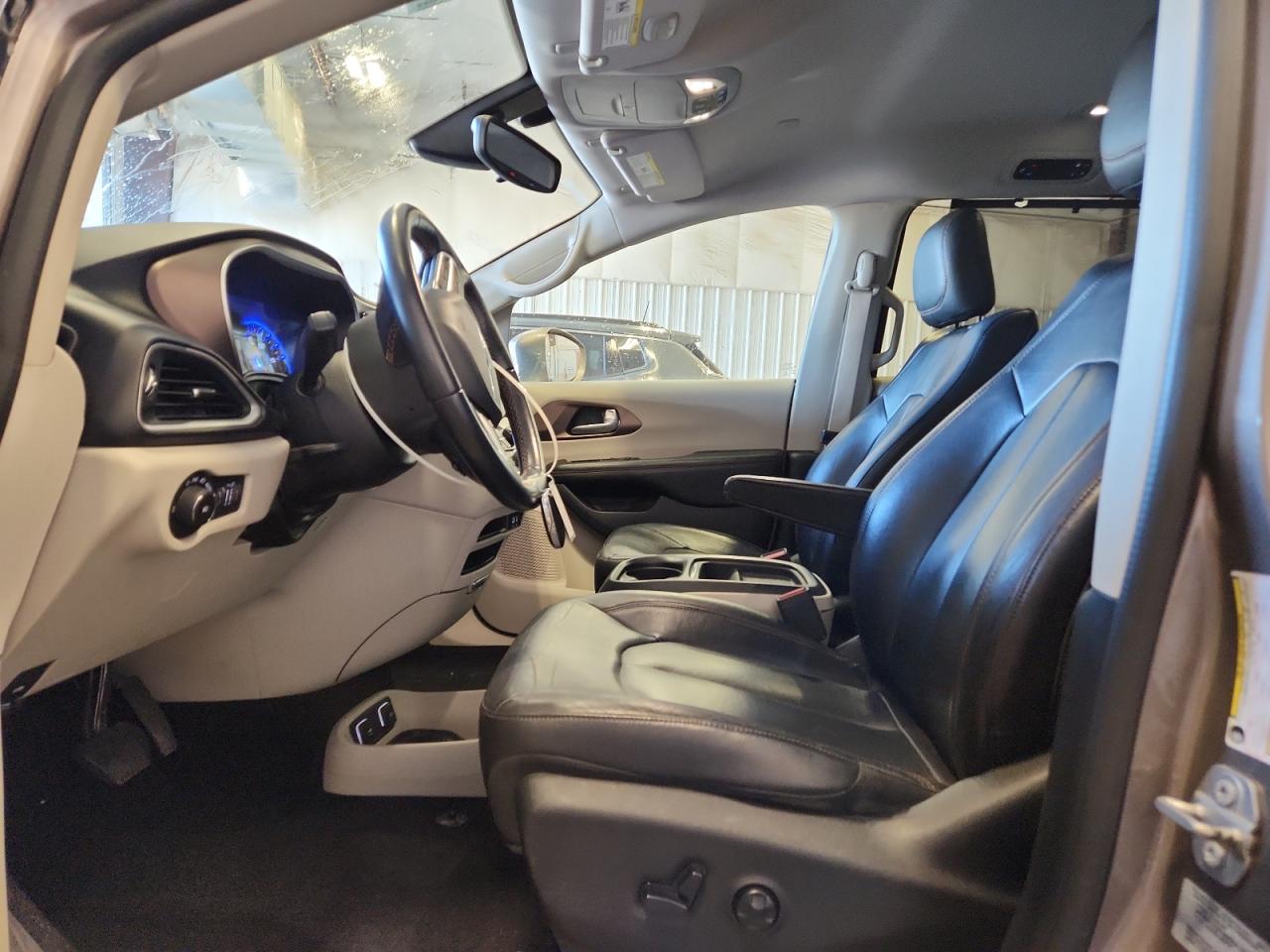 2017 Chrysler Pacifica Touring L VIN: 2C4RC1BG8HR591212 Lot: 83936295