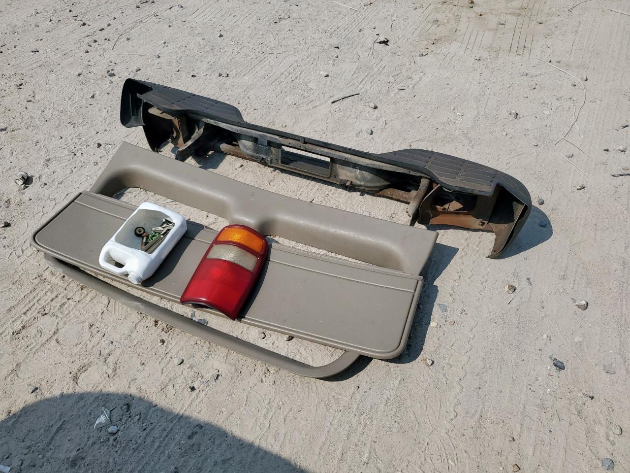 2002 Chevrolet Suburban C1500 VIN: 3GNEC16Z42G177309 Lot: 81143395