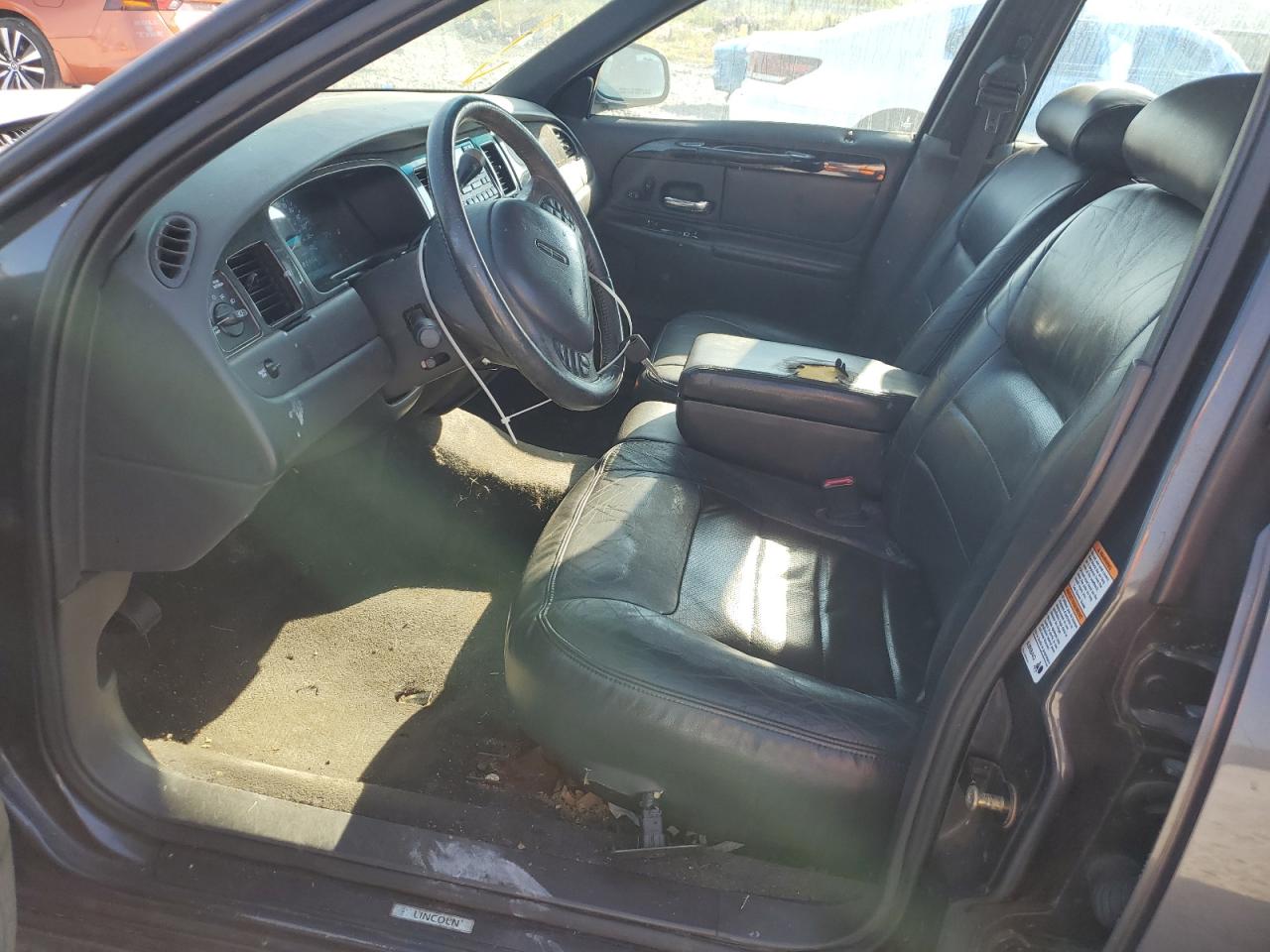 1999 Lincoln Town Car Signature VIN: 1LNHM82W4XY704135 Lot: 84196655