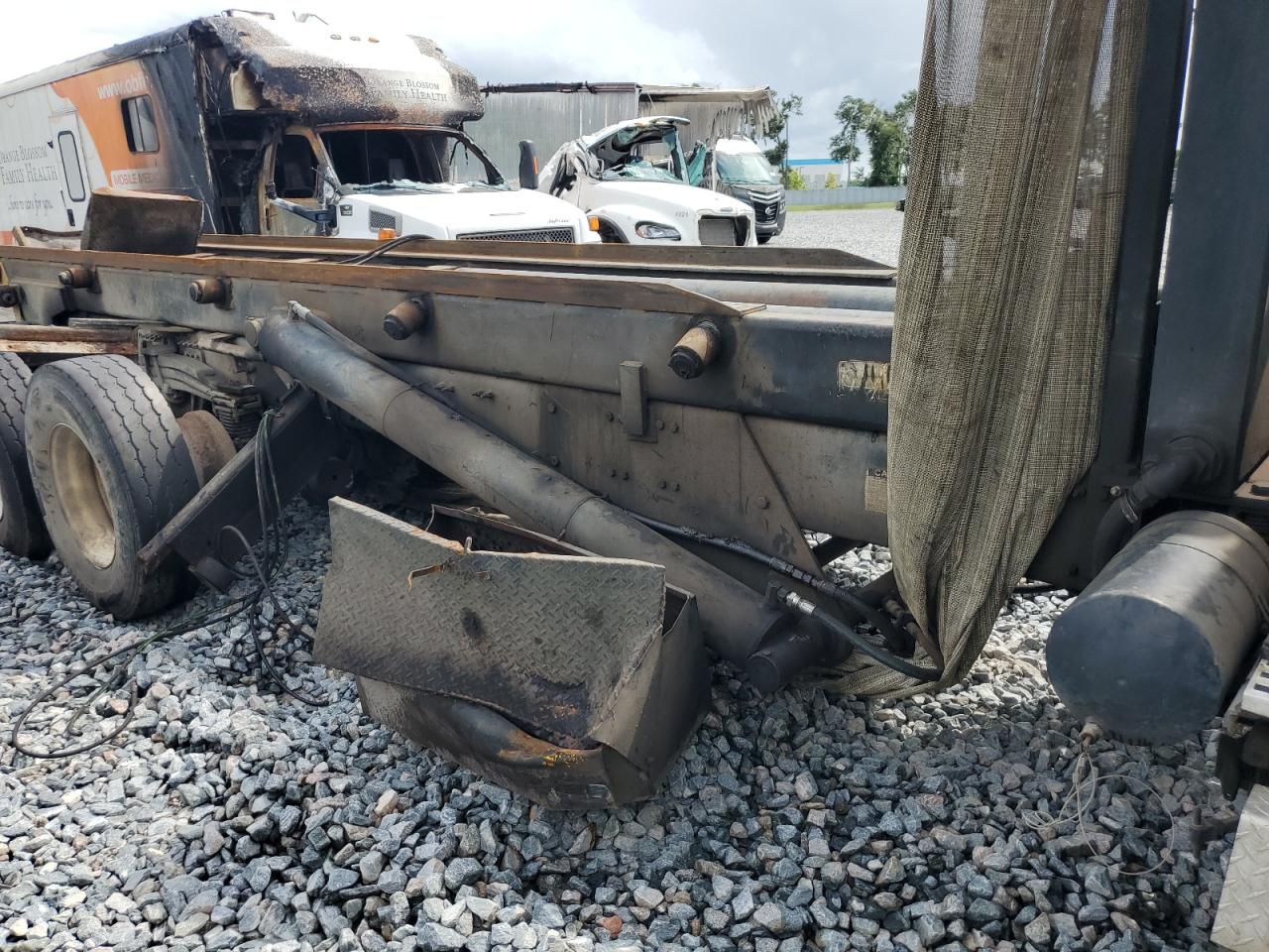 2002 Volvo Vhd Roll-Off Container Truck VIN: 4V5KC9GFX2N326831 Lot: 70658615