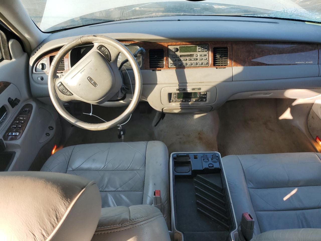 2002 Lincoln Town Car Executive VIN: 1LNHM81W32Y611360 Lot: 81111845