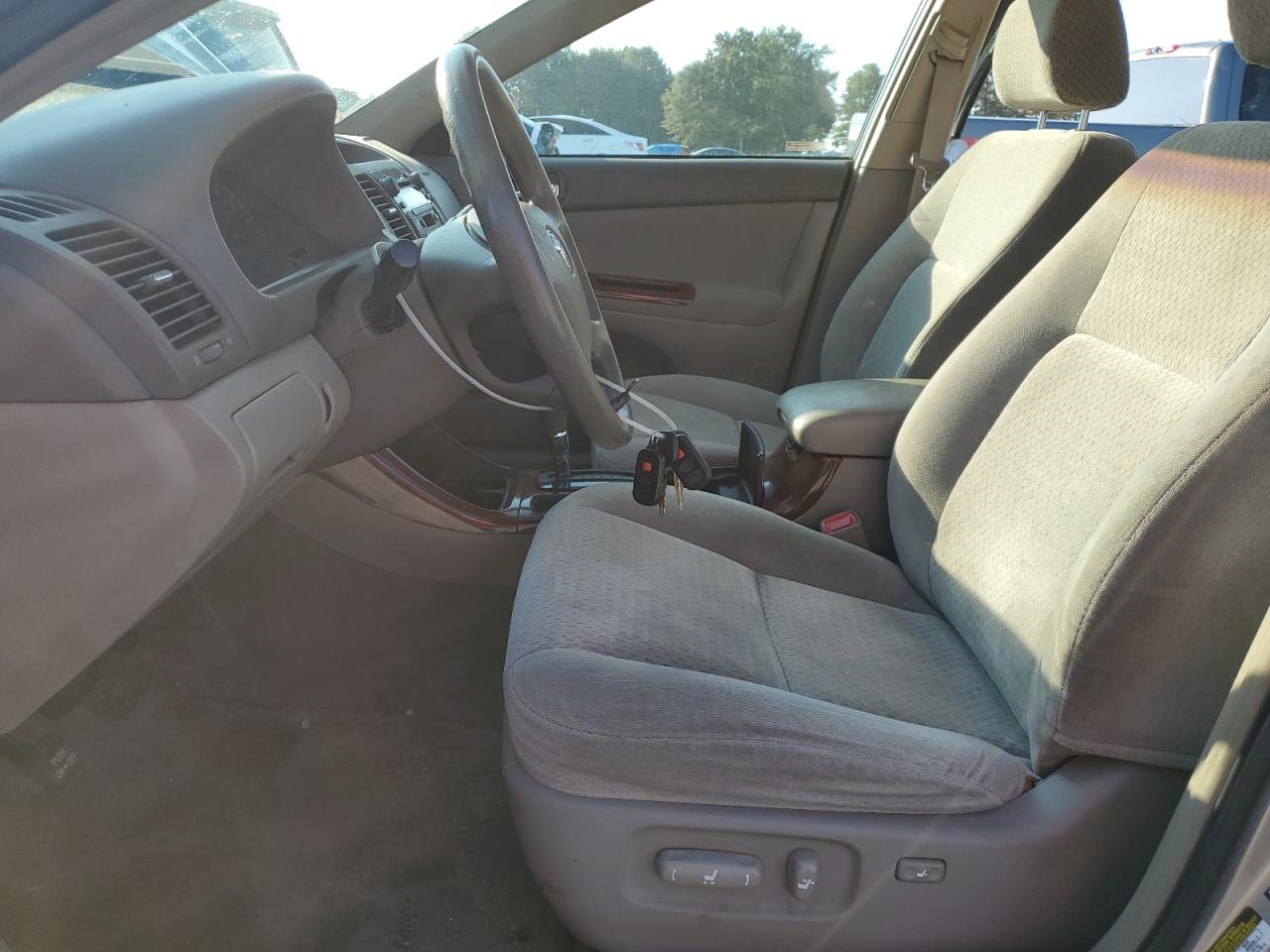 2004 Toyota Camry Le VIN: 4T1BE32K04U827386 Lot: 81545135