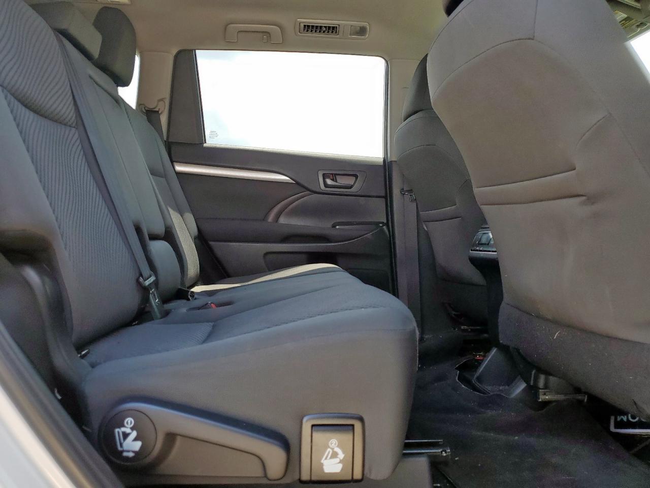 2019 Toyota Highlander Le VIN: 5TDZZRFH0KS301074 Lot: 80640475