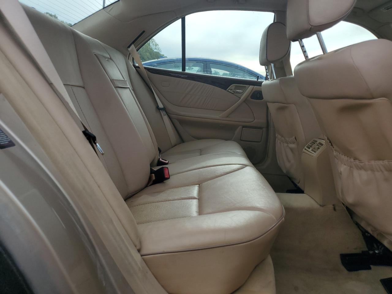 2000 Mercedes-Benz E 320 VIN: WDBJF65JXYB111970 Lot: 81928275