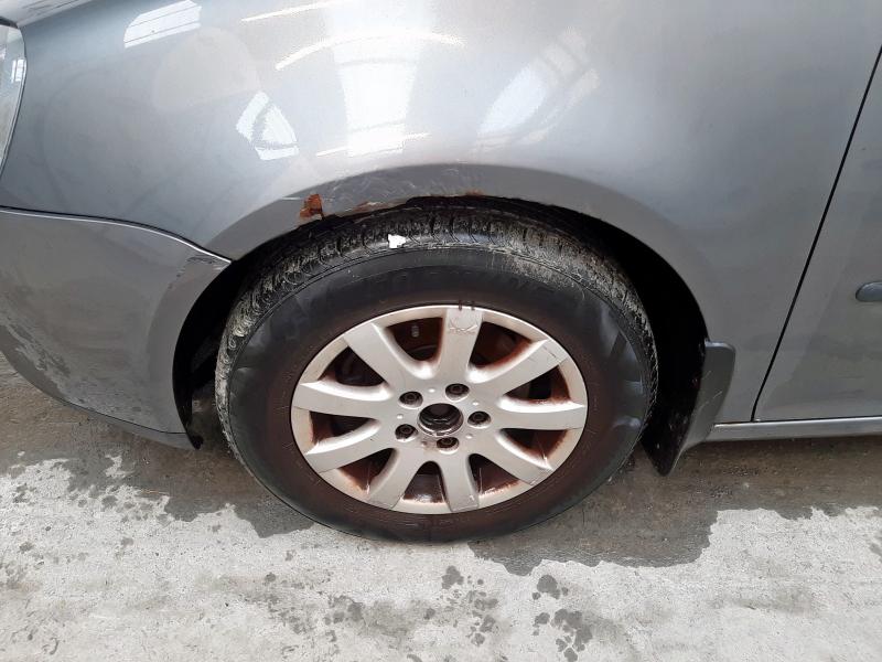 2004 VOLKSWAGEN GOLF FSI SE 