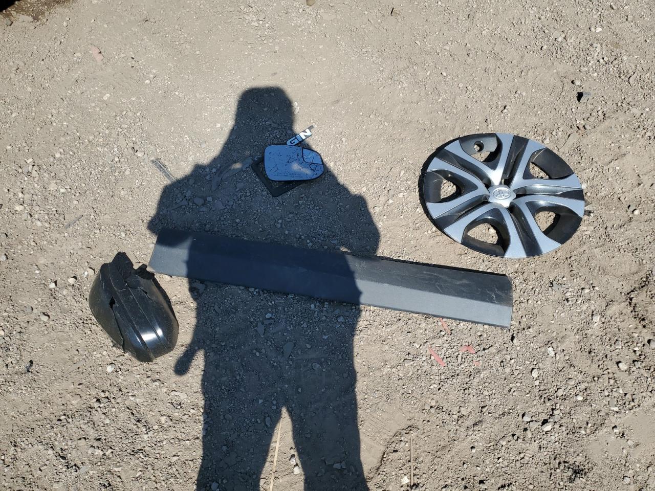 2018 Toyota Rav4 Le VIN: 2T3BFREV7JW707058 Lot: 81073705