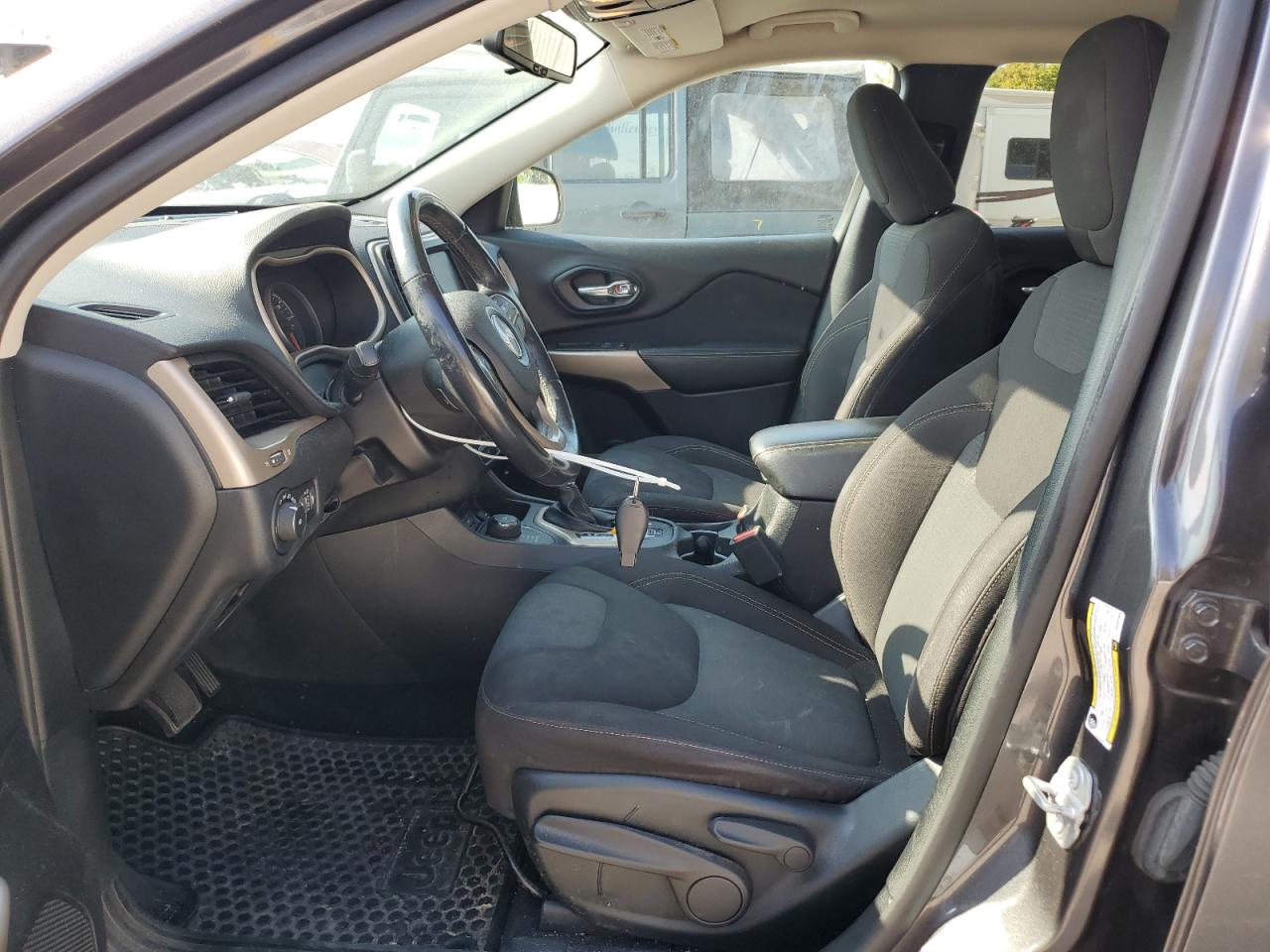 2017 Jeep Cherokee Latitude VIN: 1C4PJMCB9HW582009 Lot: 70942655