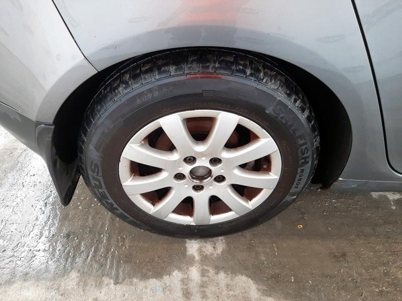 2004 VOLKSWAGEN GOLF FSI SE 