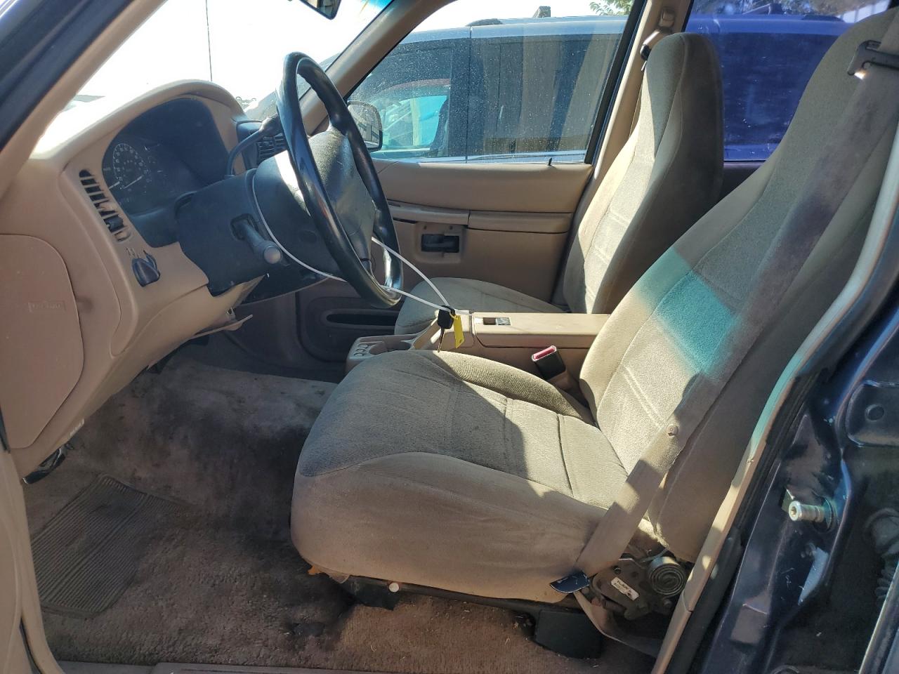 2000 Ford Explorer Xls VIN: 1FMZU72X6YZA15989 Lot: 81274445