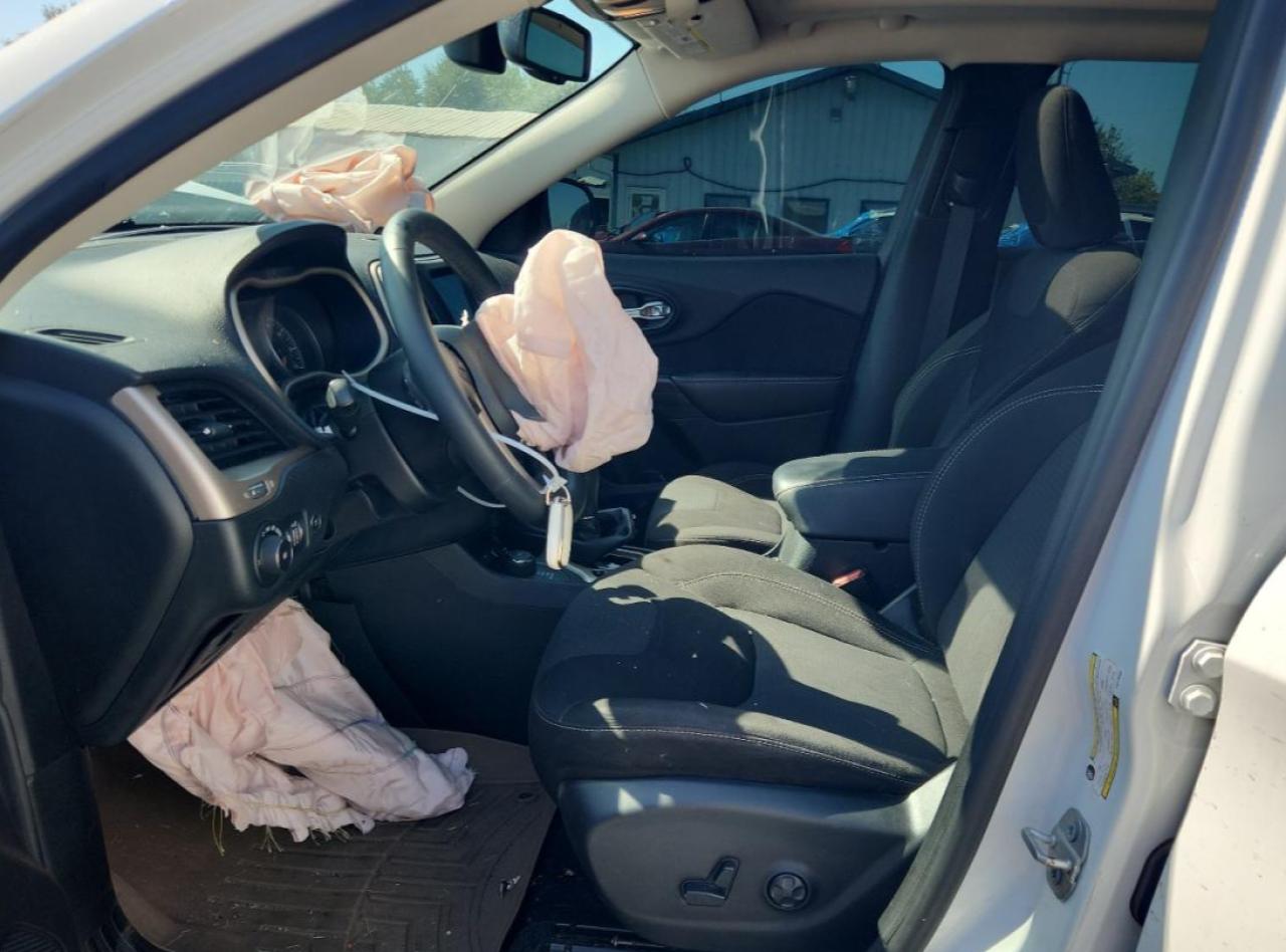 2015 Jeep Cherokee Latitude VIN: 1C4PJMCBXFW776352 Lot: 84031465