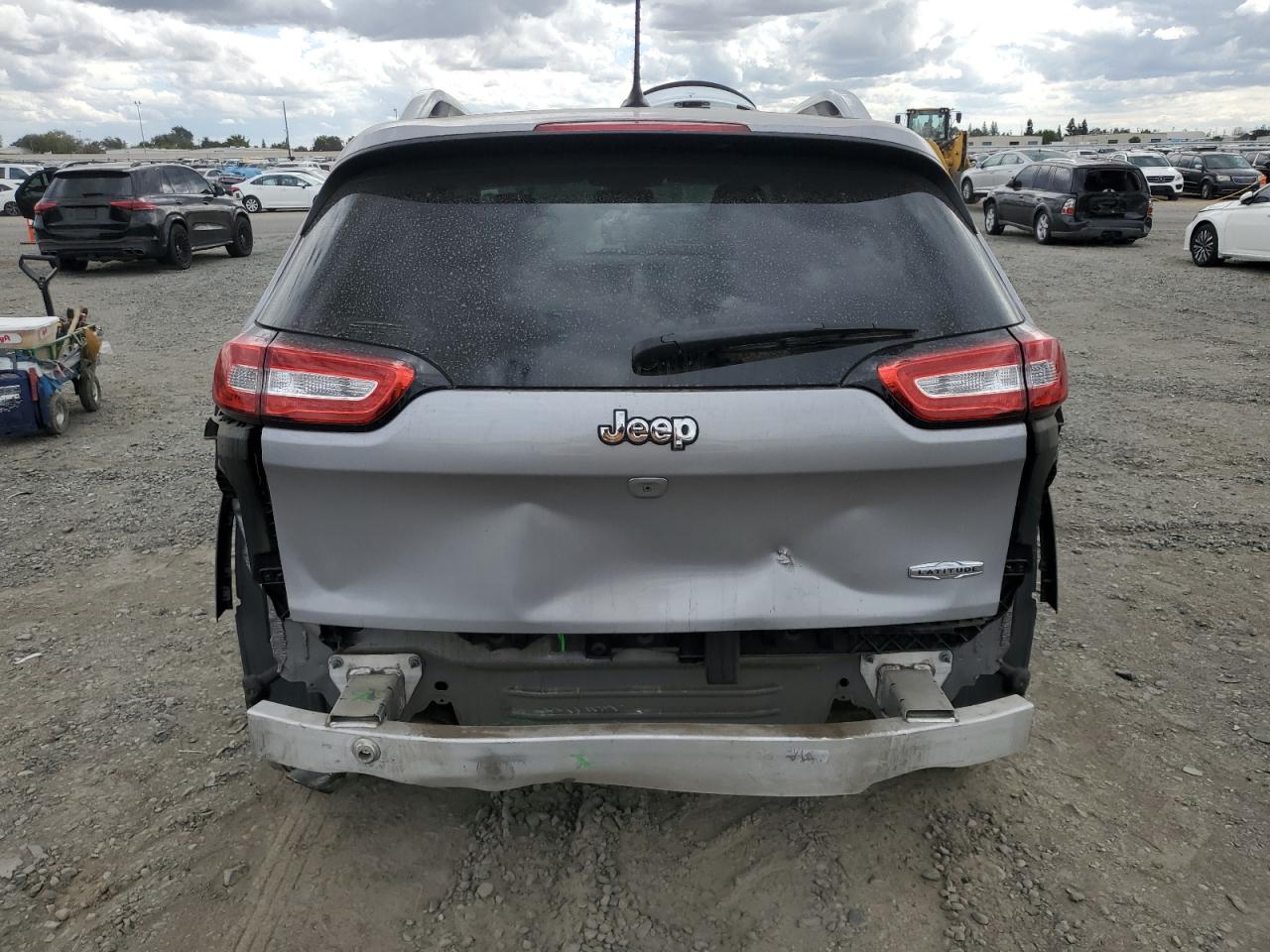 2018 Jeep Cherokee Latitude VIN: 1C4PJLCB8JD524212 Lot: 81874095