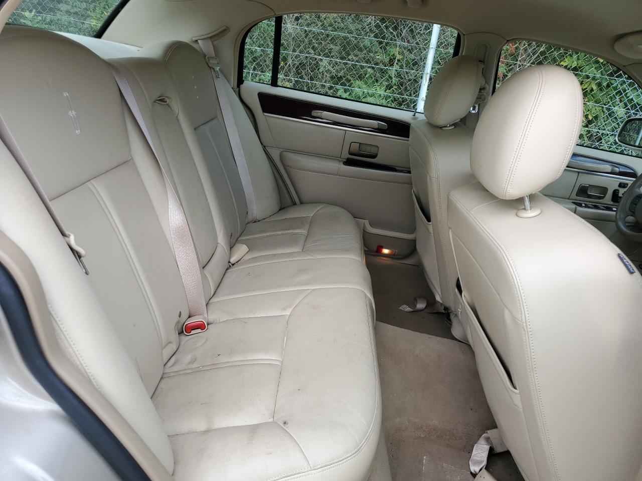 2009 Lincoln Town Car Signature Limited VIN: 2LNHM82V69X633563 Lot: 70876975