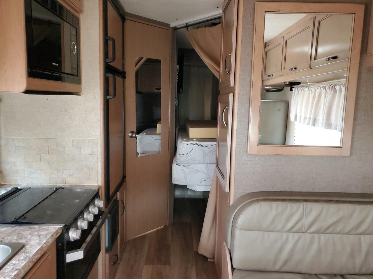 2018 Ford Econoline E350 Super Duty Cutaway Van VIN: 1FDWE3FS2JDC31963 Lot: 70386085