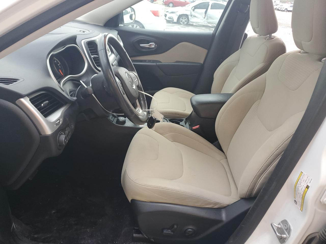 2016 Jeep Cherokee Latitude VIN: 1C4PJMCB8GW241540 Lot: 83821755