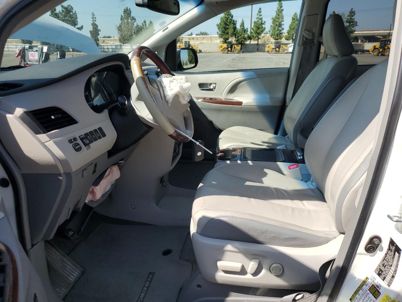 2013 Toyota Sienna Xle VIN: 5TDYK3DCXDS382186 Lot: 81918395