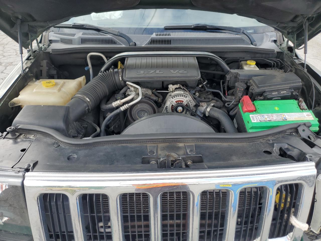 2008 Jeep Commander Sport VIN: 1J8HH48K28C128042 Lot: 71434025