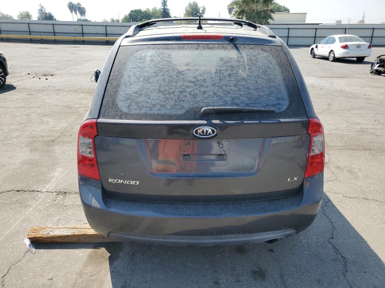 2007 Kia Rondo Base VIN: KNAFG525X77121936 Lot: 71468555