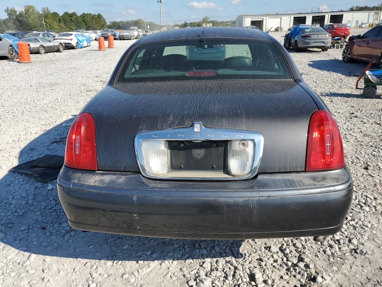 1999 Lincoln Town Car Signature VIN: 1LNHM82W4XY704135 Lot: 84196655