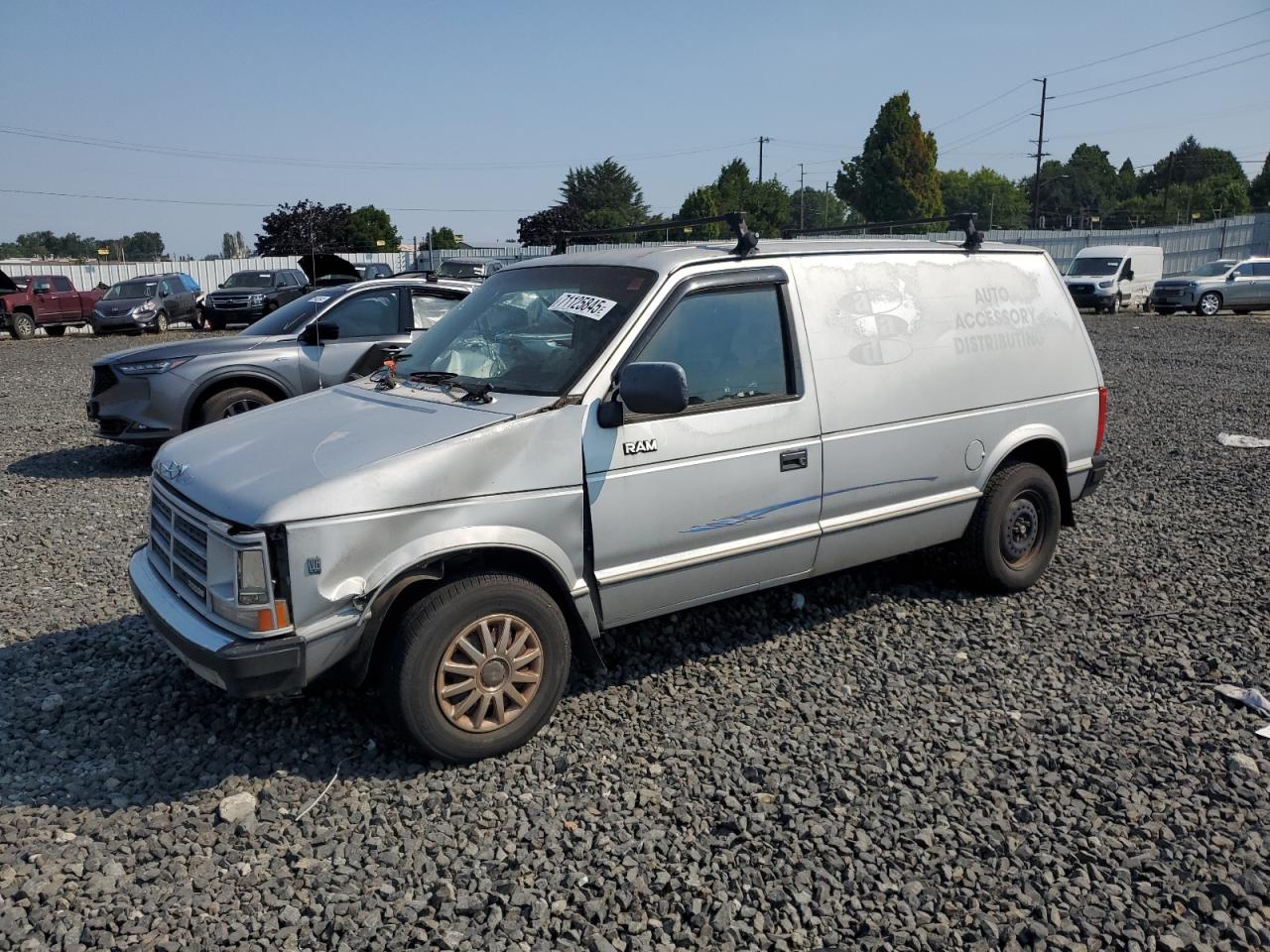 2B7FK1332JR744562 DODGE B SERIES Photo 1