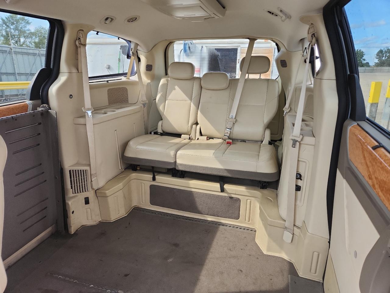 2010 Chrysler Town & Country Limited VIN: 2A4RR7DX5AR427883 Lot: 71637685