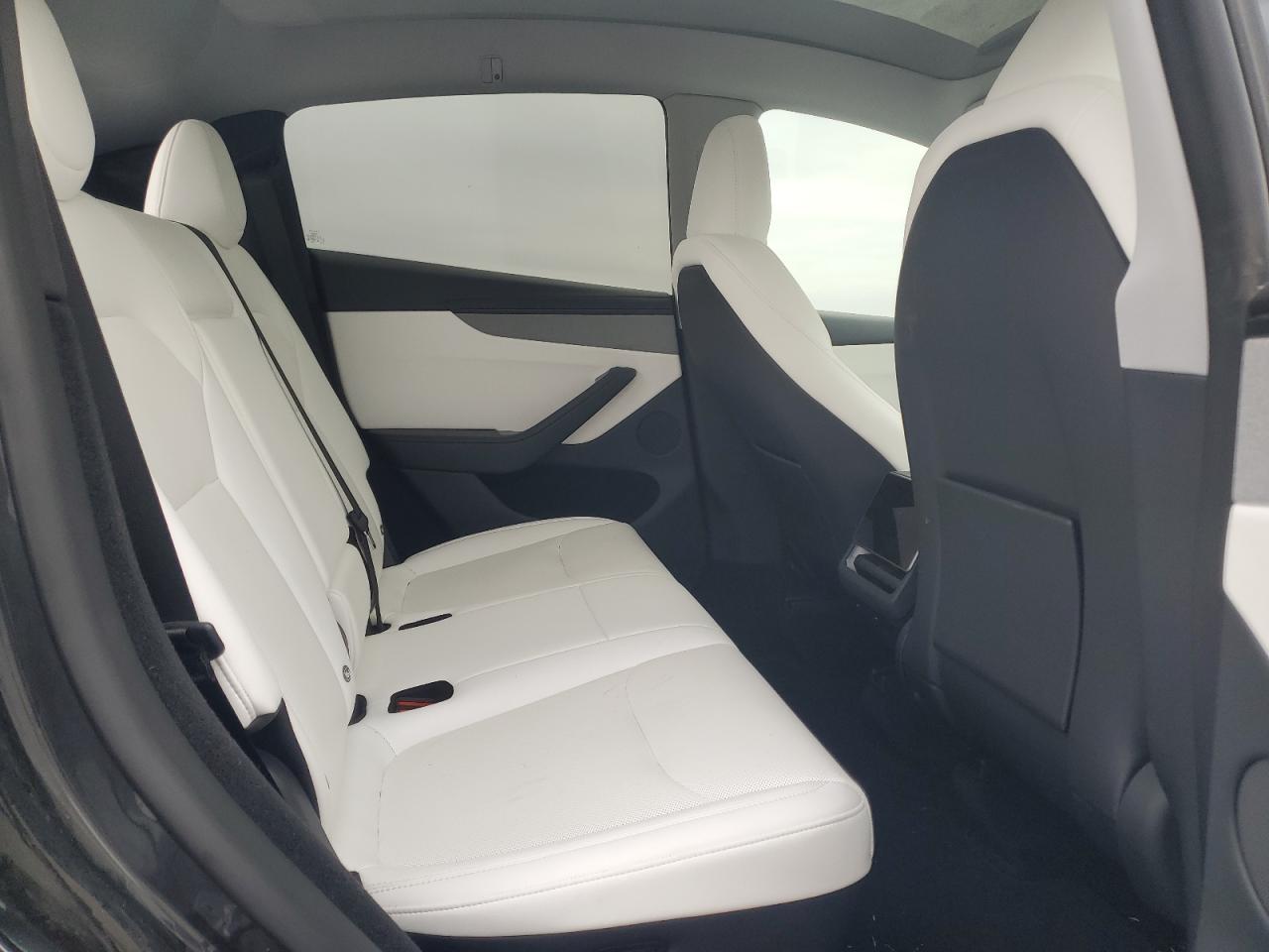 2026 Tesla Model Y VIN: 7SAYGDED5TF401411 Lot: 81102665