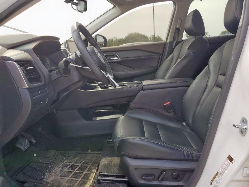  NISSAN ROGUE 2021 Белы