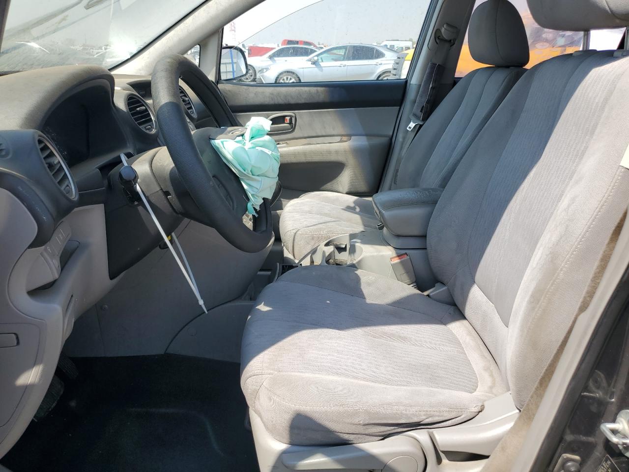 2007 Kia Rondo Base VIN: KNAFG525X77121936 Lot: 71468555