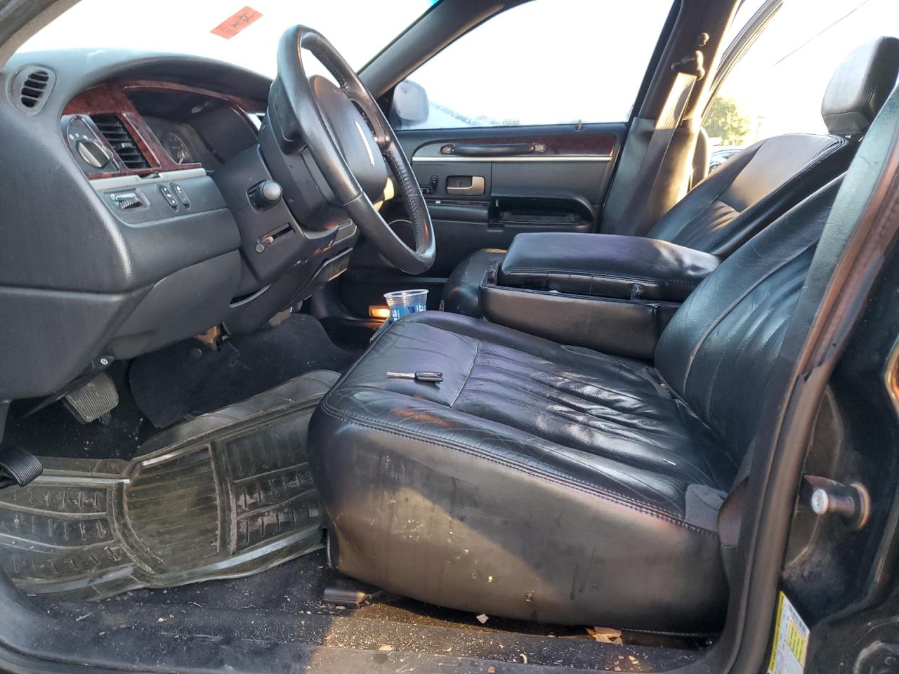 2010 Lincoln Town Car Executive L VIN: 2LNBL8EV3AX628099 Lot: 84019175