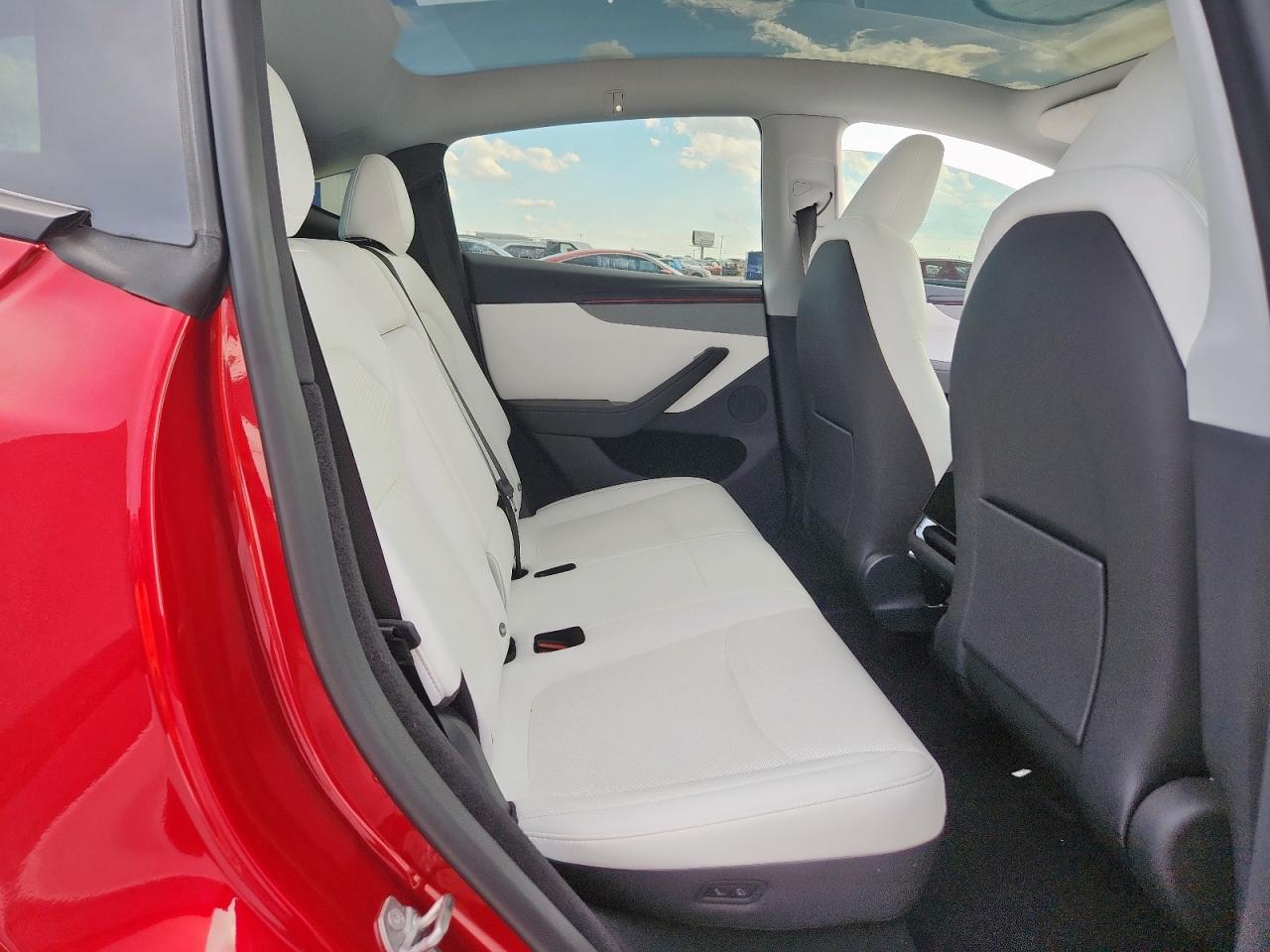 2026 Tesla Model Y VIN: 7SAYGDEE1TA440597 Lot: 82143285