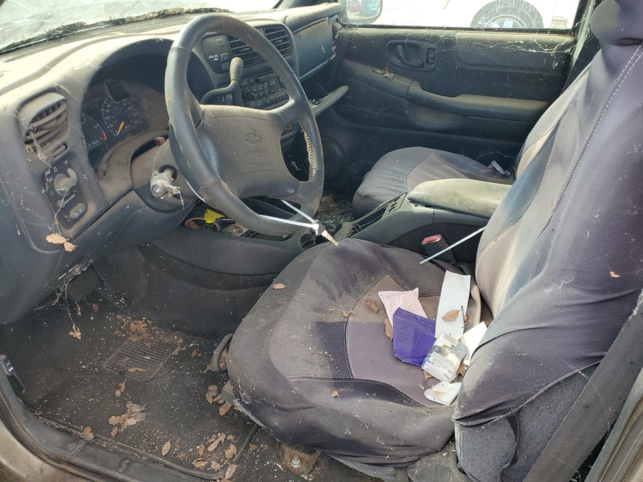 1998 Chevrolet Blazer VIN: 1GNDT13W3W2145732 Lot: 69704965