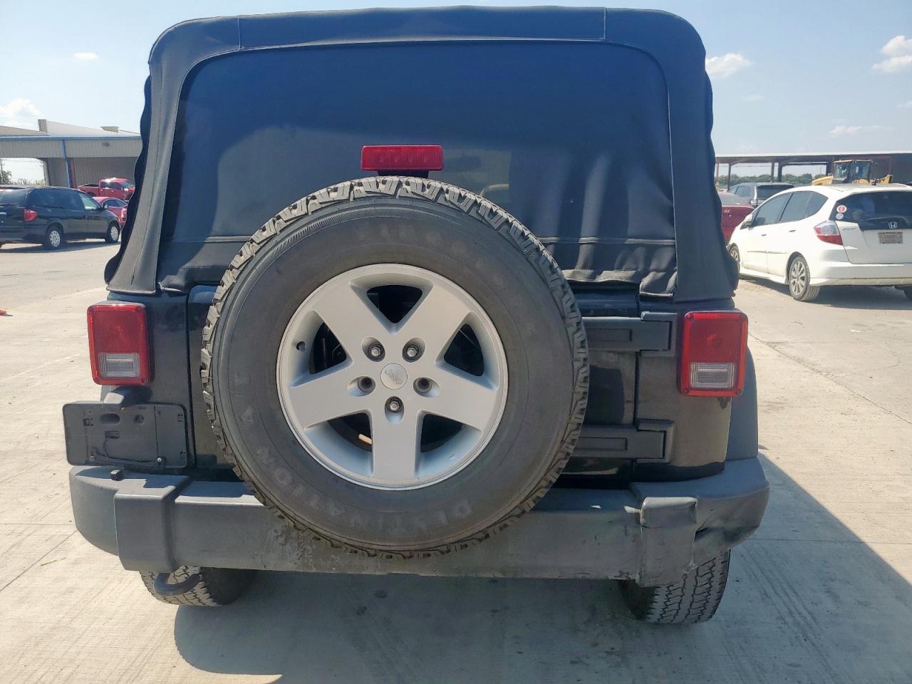 2014 Jeep Wrangler Unlimited Sport VIN: 1C4BJWDGXEL308301 Lot: 81073655
