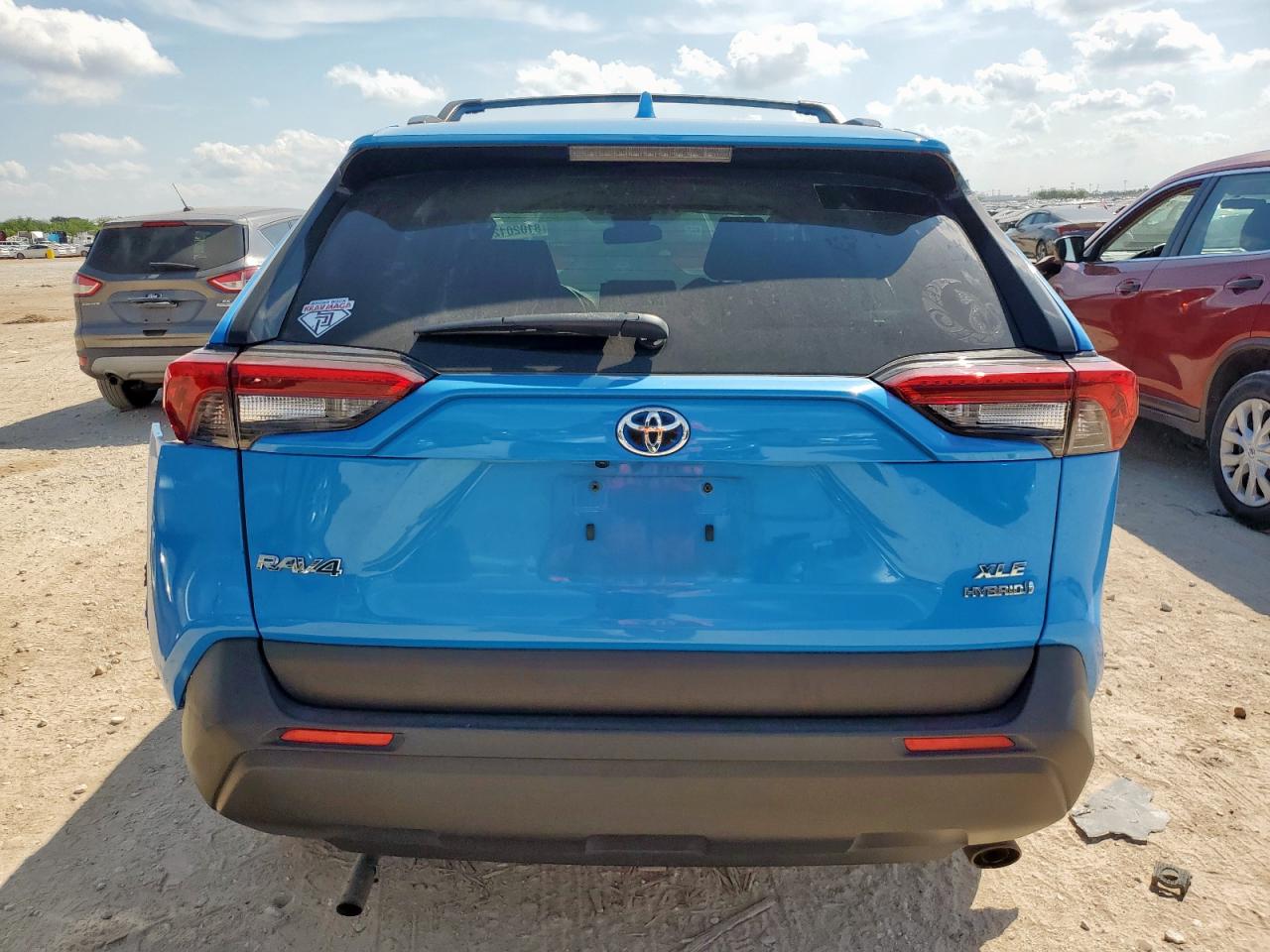 2021 Toyota Rav4 Xle VIN: JTMRWRFV0MD114365 Lot: 81020125