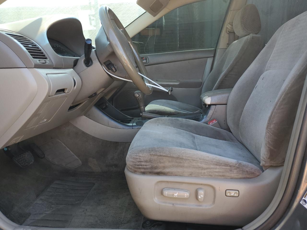 2004 Toyota Camry Le VIN: JTDBE32K140281516 Lot: 71868425