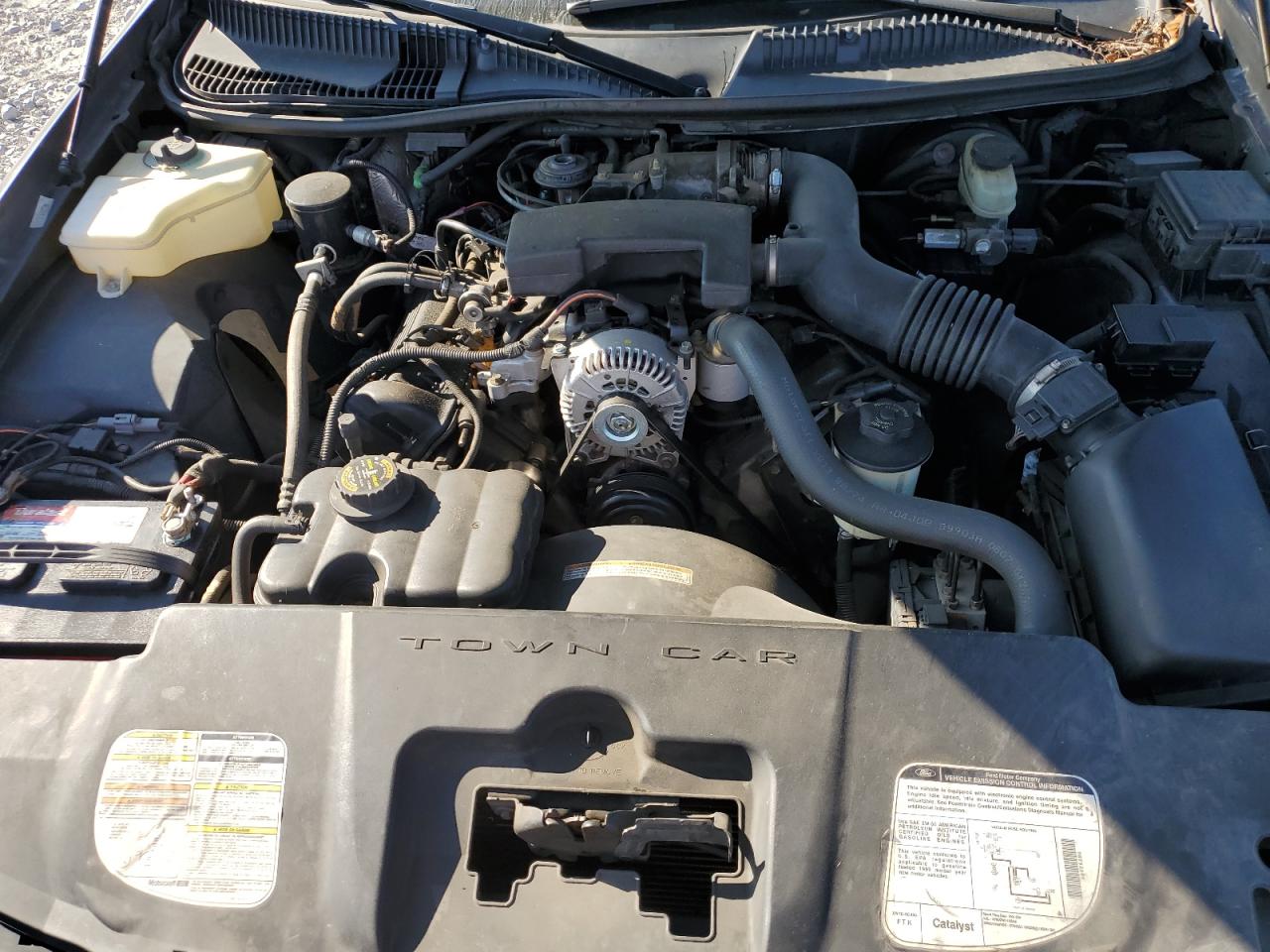 1999 Lincoln Town Car Signature VIN: 1LNHM82W4XY704135 Lot: 84196655