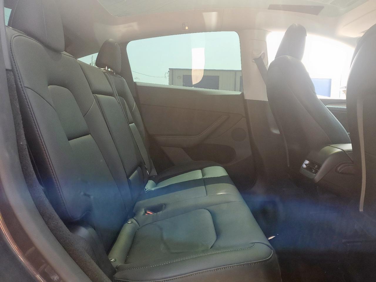 2024 Tesla Model Y VIN: 7SAYGDEE3RA272860 Lot: 70553955