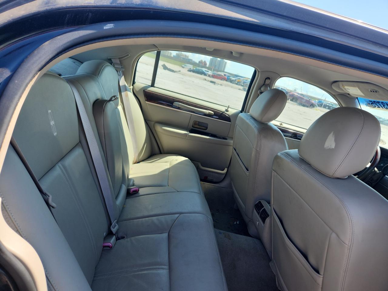 2009 Lincoln Town Car Signature Limited VIN: 2LNHM82V69X621283 Lot: 81913725