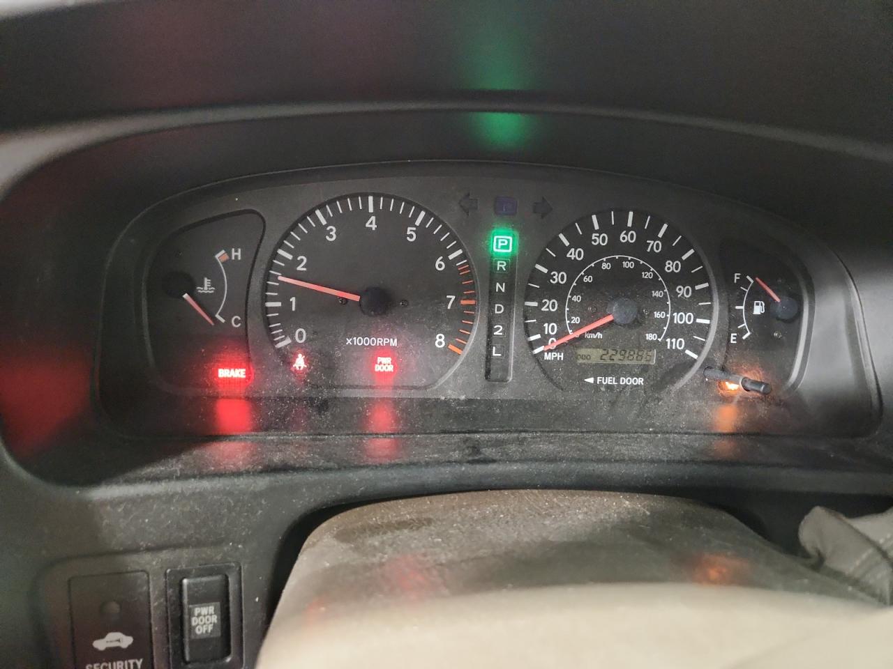 2000 Toyota Sienna Le VIN: 4T3ZF13C8YU310101 Lot: 82131445