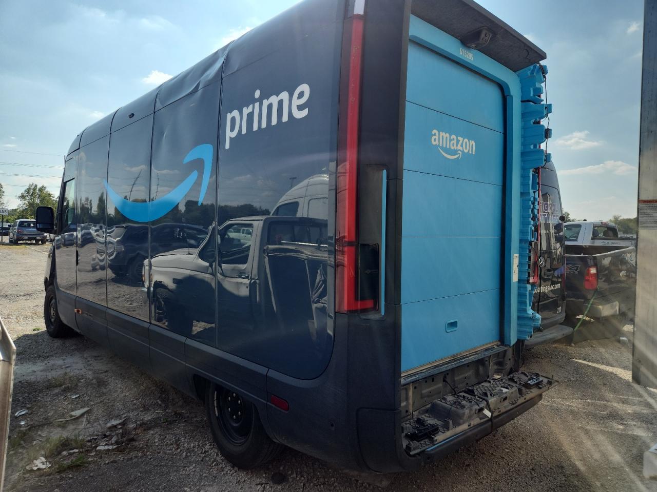 2022 Rivian Edv 700 7FCEHDB72NN005205 photo #3