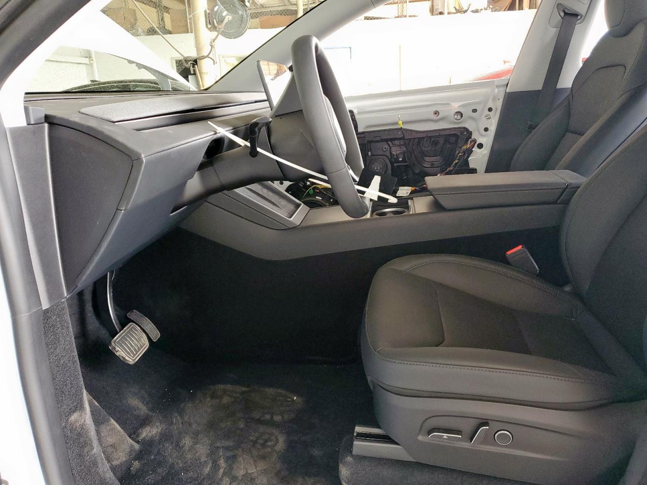 2026 Tesla Model Y VIN: 7SAYGDED5TA449472 Lot: 71372875