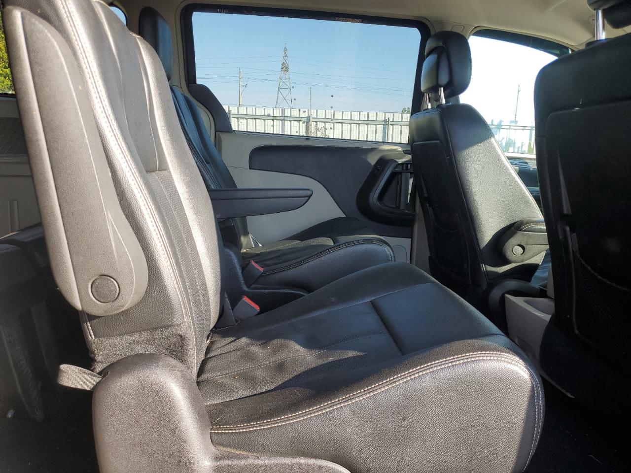 2016 Chrysler Town & Country Touring L VIN: 2C4RC1CGXGR126895 Lot: 71513695