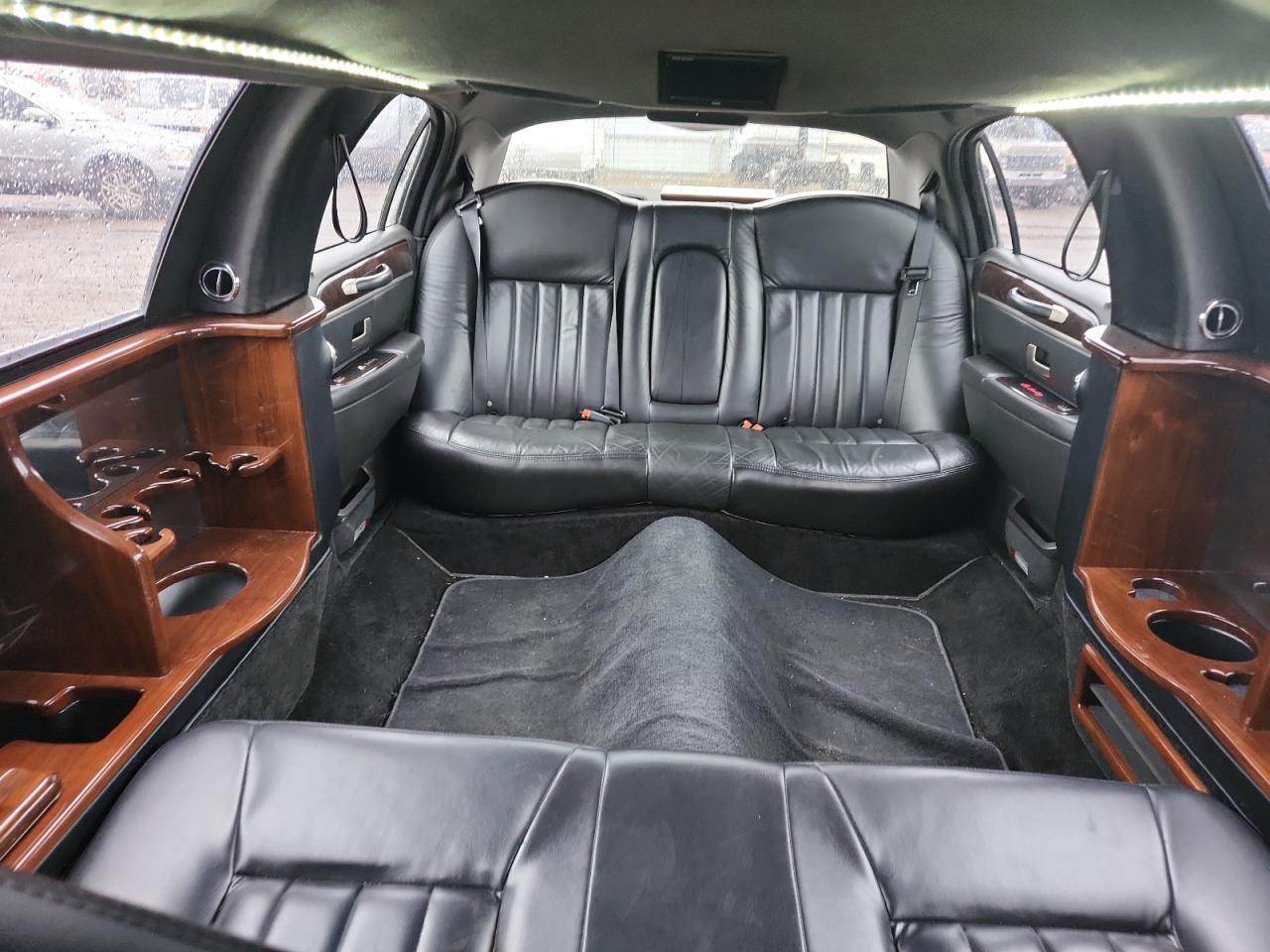 2007 Lincoln Town Car Executive VIN: 1L1FM88W97Y631196 Lot: 82097385