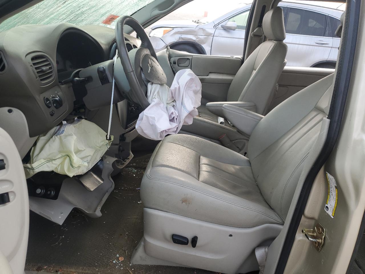 2005 Chrysler Town & Country Touring VIN: 2C4GP54L15R600583 Lot: 81828085