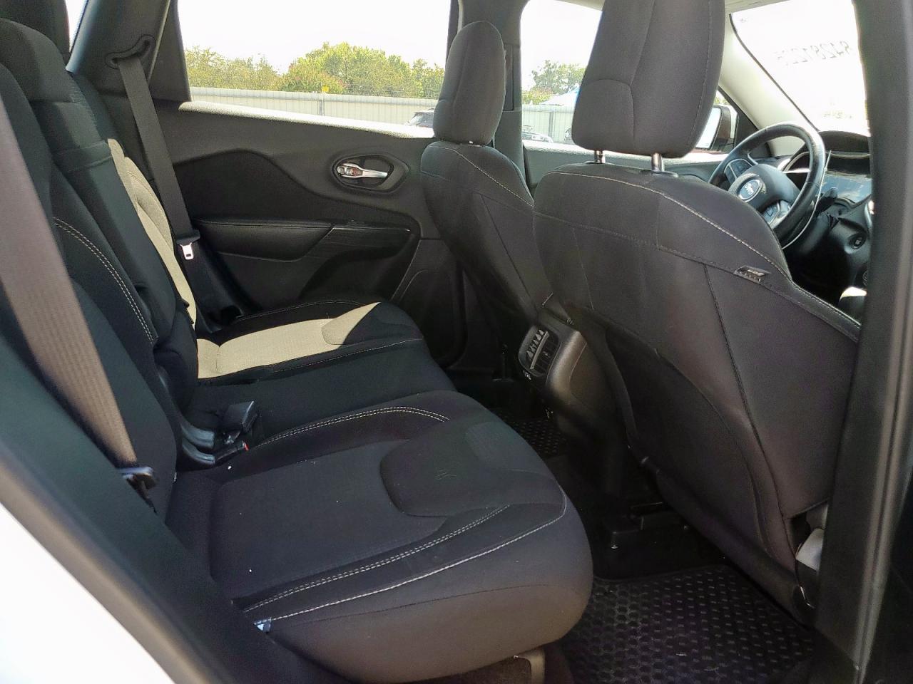 2016 Jeep Cherokee Latitude VIN: 1C4PJMCB8GW360950 Lot: 84281225