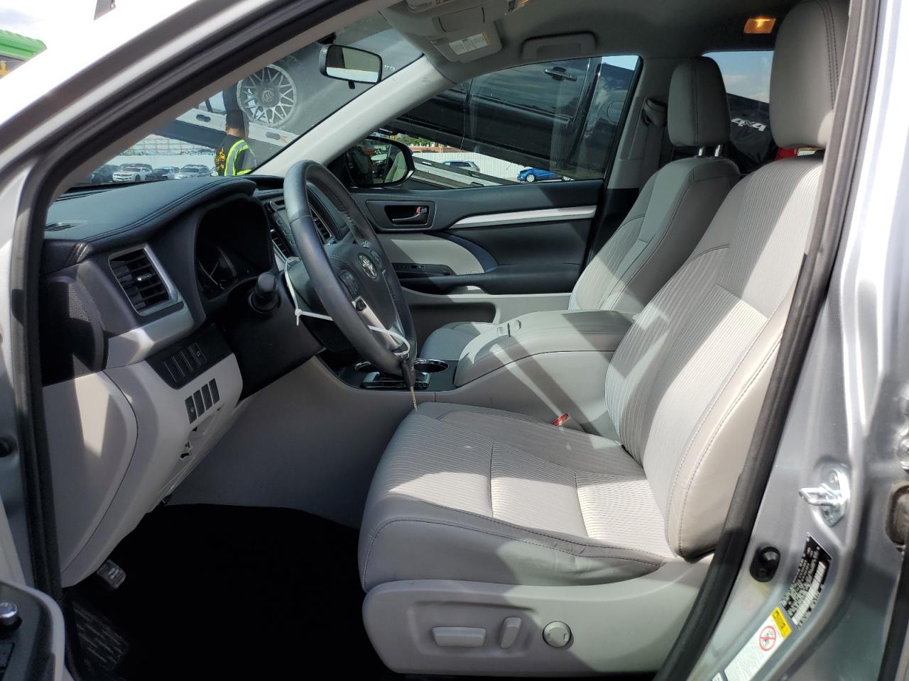 2016 Toyota Highlander Le VIN: 5TDZKRFH1GS171088 Lot: 81783825