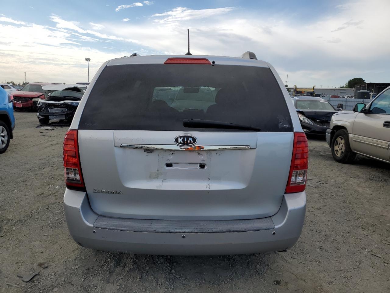 2011 Kia Sedona Lx VIN: KNDMG4C72B6377359 Lot: 82150795